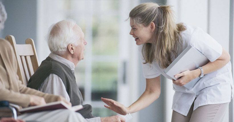De ce seniorii cu boala Parkinson ar trebui cazati in camine de batrani?