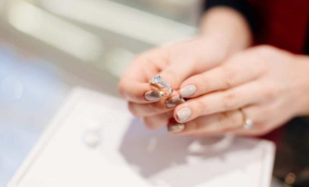 Sfaturi pentru alegerea inelului de logodna
