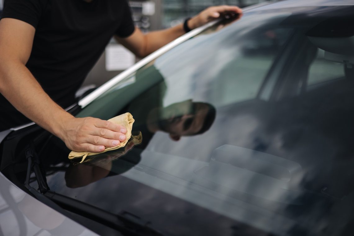 Cum să îți cureți parbrizul unei mașini: Ghid complet pentru o vizibilitate clară și siguranță la drum