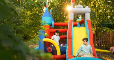 Pachet standard sau custom la achizitia unui topogan gonflabil: când are sens personalizarea completă?