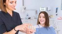 Cum influențează poziția dintelui alegerea materialului pentru coroană?