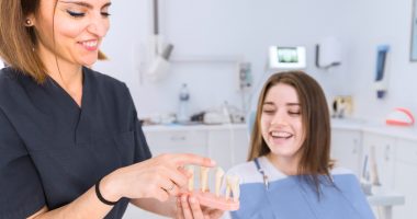 Cum influențează poziția dintelui alegerea materialului pentru coroană?